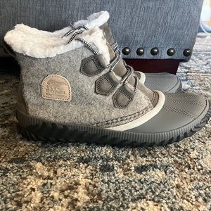 Sorel out and about rain boot - like new! Fur lined.